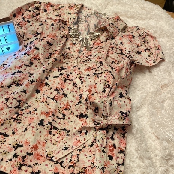 VAN Heusen Wrap Around Top. Fun field full of flowers 🌸 print. Size XL - Picture 4 of 10